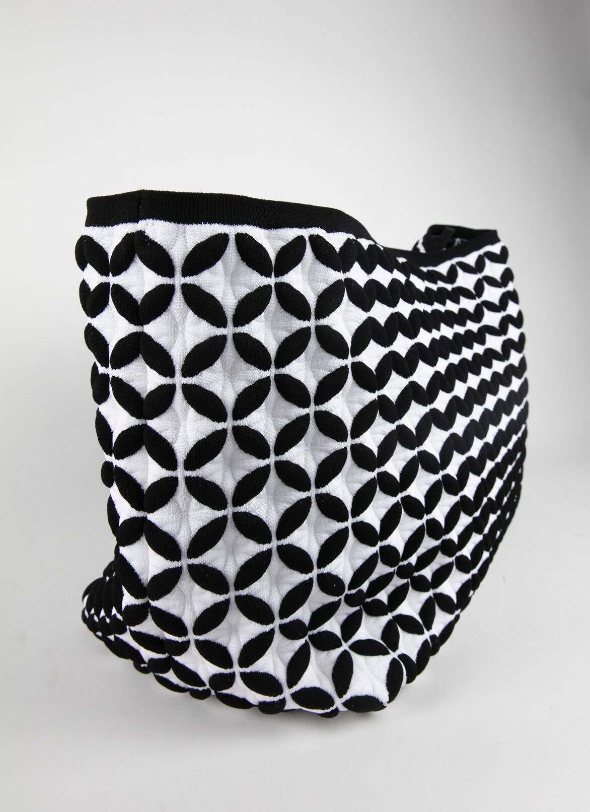 KNIT TOTE BAG ALAÏA BLACK/WHITE KNIT TOTE BAG